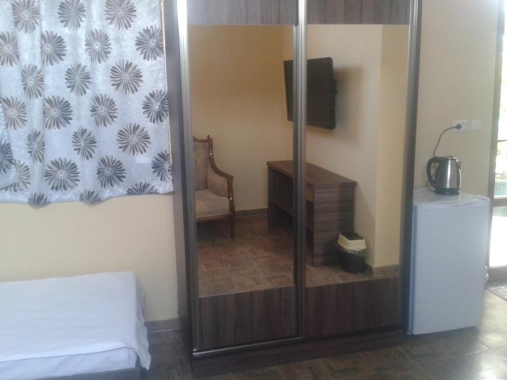 Maxim Mini Hotel Batoemi Buitenkant foto