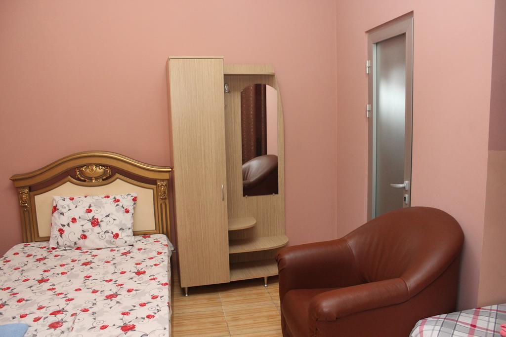 Maxim Mini Hotel Batoemi Buitenkant foto